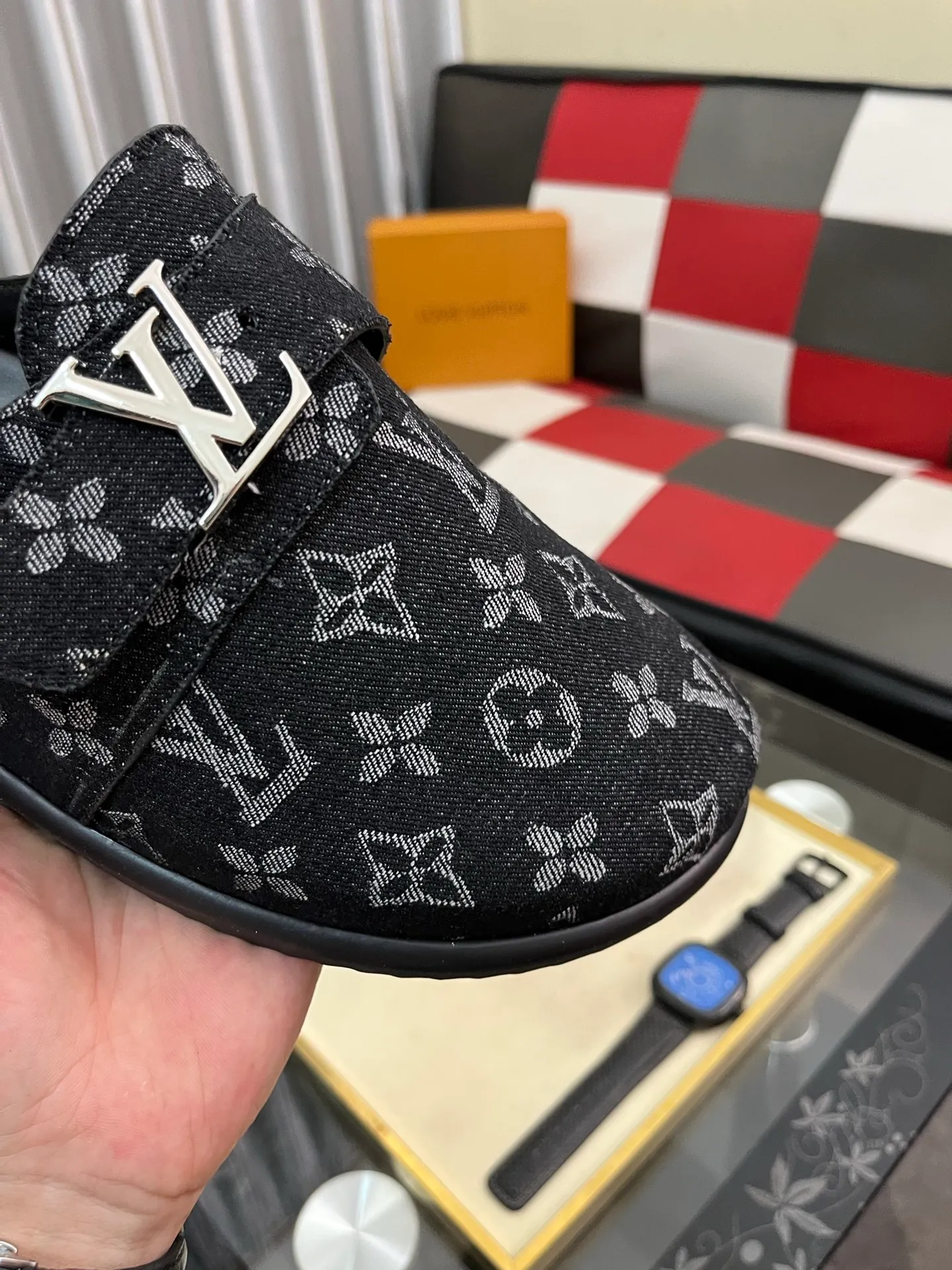 Men's shoes 💰380⌚️⌚️2025 new men's casual sandals and slippers, made of suede cow leather, with Monogram pattern to highlight the trendy style. Adjustable straps illuminated with LV letters, while a resilient insole and micro outsole provide lightweight comfort. Made of suede cow leather with embossed Monogram pattern and brand element metal hardware✅Adjustable straps➕Tough insole‼ ️Micro outsole. Comfortable and easy to wear‼ ️size: 38-443️⃣Colors available